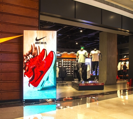 Multi-Space Werbe-LED-Poster-Display mit 2,5 mm Pixel Pitch und SMD2121 schwarze Lampe