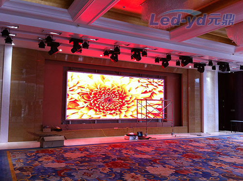 Außenbereich P2.5 Kleines Pixel Pitch COB Led Bildschirm 480*540mm Nahtlose 90° Verbindung Flip Chip Für Broadcast Studios