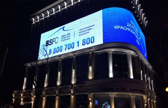 Customized Outdoor P8 LED Werbeanzeige mit 7500nits Helligkeit und IP65 Schutz