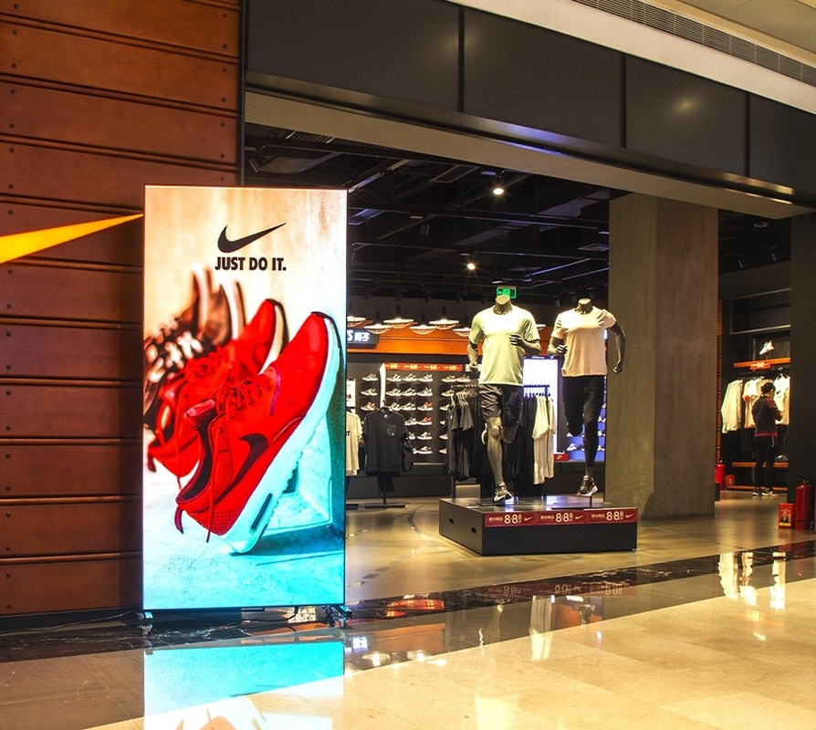 Multi-Space Werbe-LED-Poster-Display mit 2,5 mm Pixel Pitch und SMD2121 schwarze Lampe