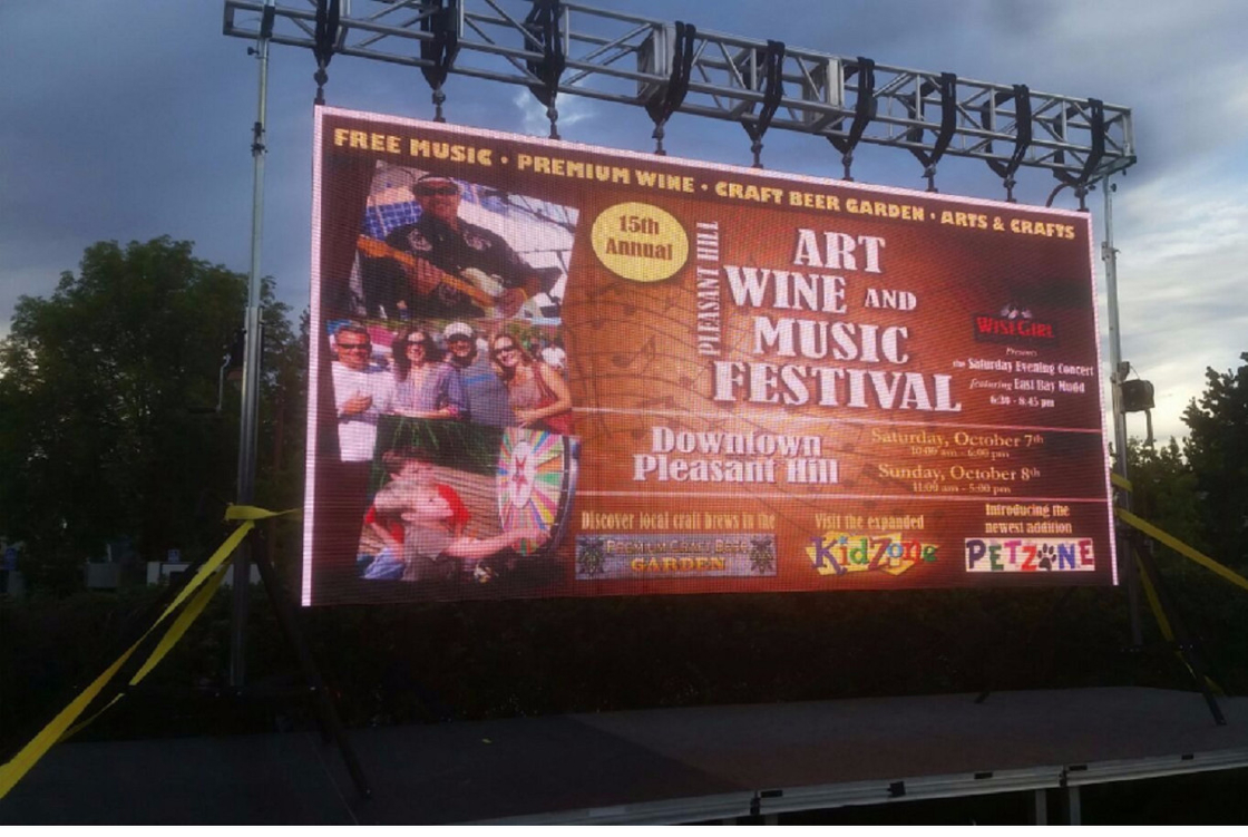Maßgeschneiderte Formgröße Eisenplatte Outdoor P6 Led-Display für Werbung mit hoher Helligkeit